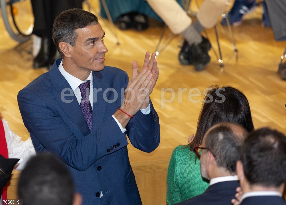 Sánchez interviene en un homenaje a las víctimas de la guerra civil y la dictadura franquista El presidente del Gobierno, Pedro Sánchez, interviene en el acto con motivo del 'Día de Recuerdo y Homenaje a todas las víctimas del golpe militar, la Guerra Civil y la Dictadura' en el Auditorio Nacional de Música, a 31 de octubre de 2025, en Madrid (España). El PSOE ha publicado un manifiesto por el día de recuerdo y homenaje a todas las víctimas del golpe militar, la guerra y la dictadura, en el marco de la Ley de Memoria Democrática y ha establecido el 31 de octubre como día de homenaje nacional, fecha de profundo significado democrático, para recordar tanto la violencia sufrida como el esfuerzo por la aprobación de la Constitución de 1978.