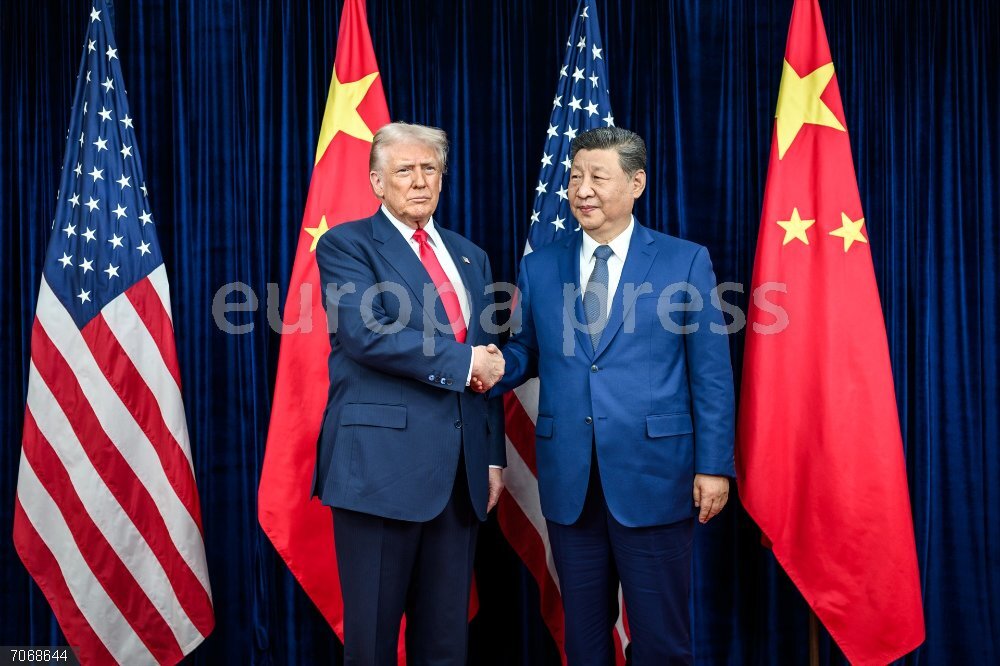 Week in Pictures - South Korea FILED - 30 October 2025, South Korea, Busan: US President Donald Trump (L) greets Chinese President Xi Jinping before a bilateral meeting at the Gimhae International Airport terminal. Photo: Daniel Torok/White House/dpa - ATTENTION: editorial use only and only if the credit mentioned above is referenced in full