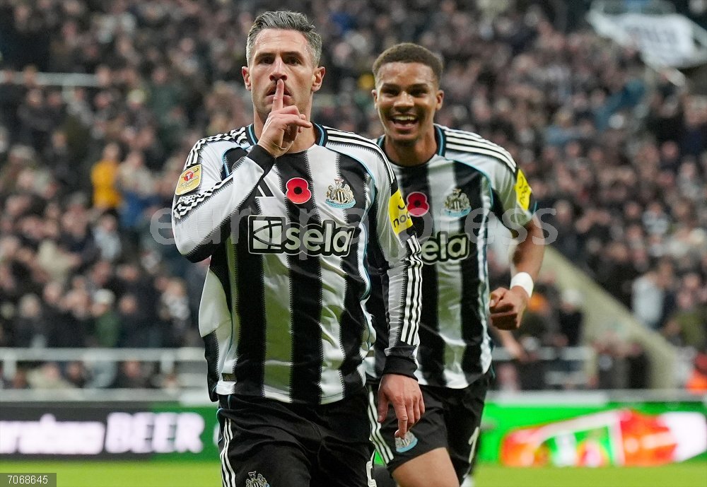 Week in Pictures - England FILED - 29 October 2025, United Kingdom, Newcastle: Newcastle United's Fabian Schar (L) celebrates scoring his side's first goal during the English Carabao Cup fourth round soccer match between Newcastle United and Tottenham Hotspur at St James' Park. Photo: Owen Humphreys/PA Wire/dpa