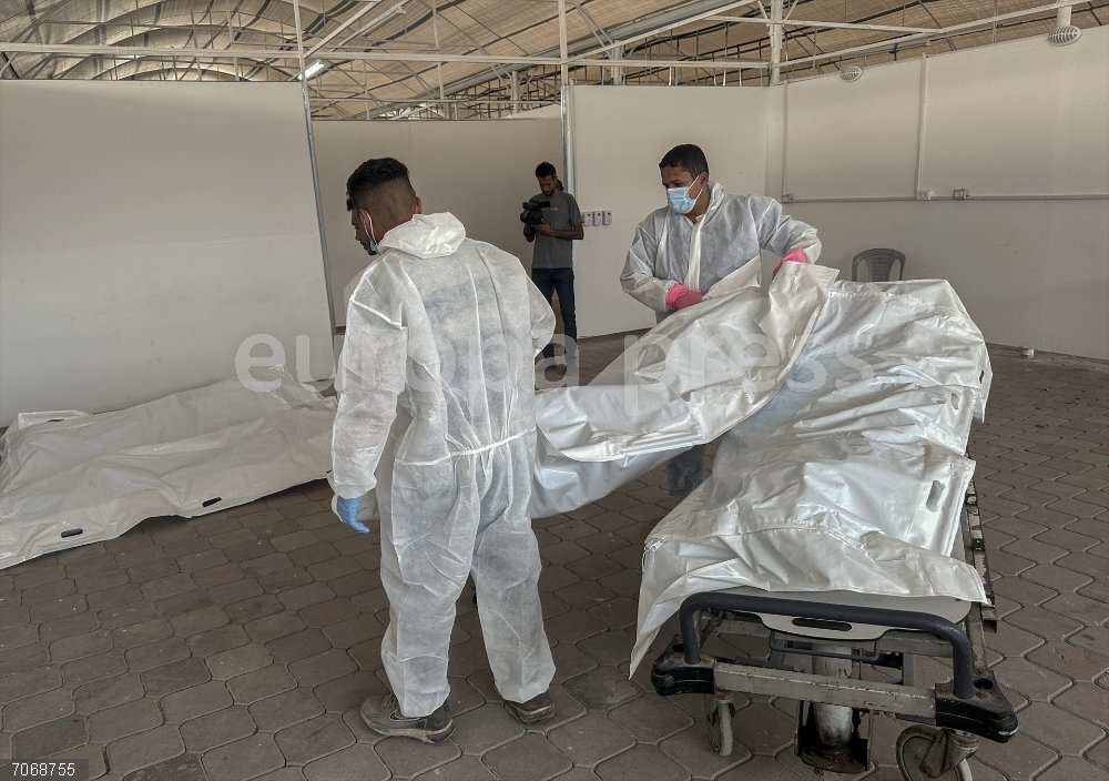 Israeli-Palestinian conflict - Khan Yunis 31 October 2025, Palestinian Territories, Khan Yunis: Red Cross teams deliver the bodies of 30 Palestinians, who were detained by Israeli forces from different parts of Gaza during the war and handed over as part of the ceasefire deal, to Nasser Hospital in Khan Yunis. Photo: Tamer Ibrahim Apa Images/APA Images via ZUMA Press Wire/dpa