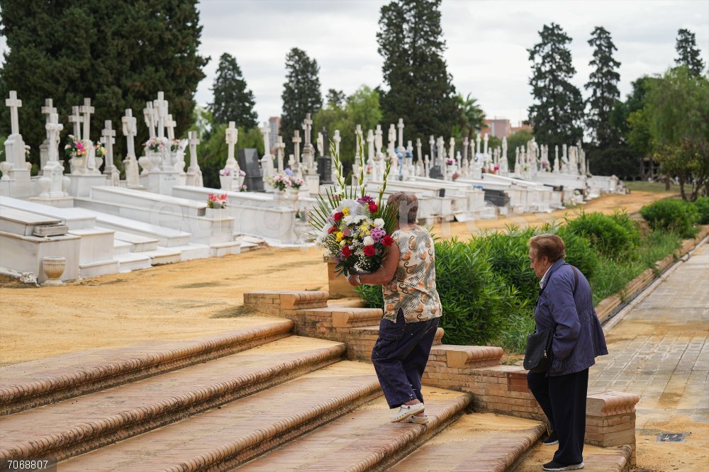 Preparación para el día de Todos los Santos en el Cementerio de San Fernando Personas llevan flores a un ser querido, en el Cementerio de San Fernando. A 31 de octubre de 2025, en Sevilla (Andalucía, España). El cementerio de San Fernando se prepara para acoger la festividad de Todos los Santos. En la jornada previa, numerosas personas limpian y decoran las tumbas de sus familiares para rendir homenaje a sus seres queridos.