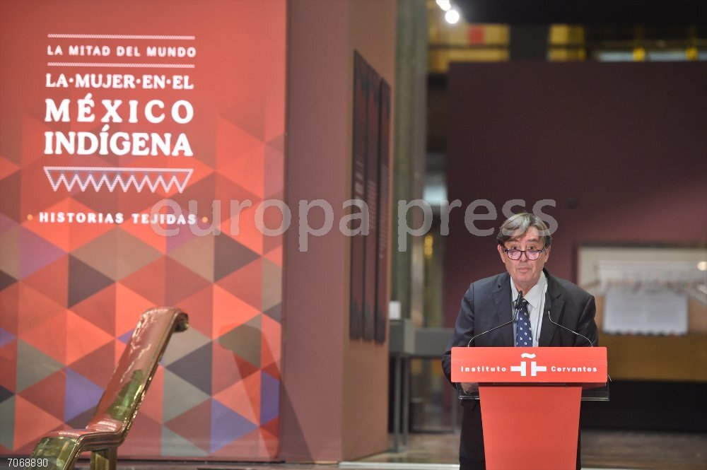 Albares inaugura la exposición ‘La mitad del mundo. La mujer en el México indígena’ El  director del Instituto Cervantes, Luis García Montero, preside la inauguración de la exposición 'La mitad del mundo. La mujer en el México indígena', a 31 de octubre de 2025, en Madrid (España). La exposición ha sido organizada por la AECID junto al Instituto Nacional de Antropología e Historia de México (INAH).