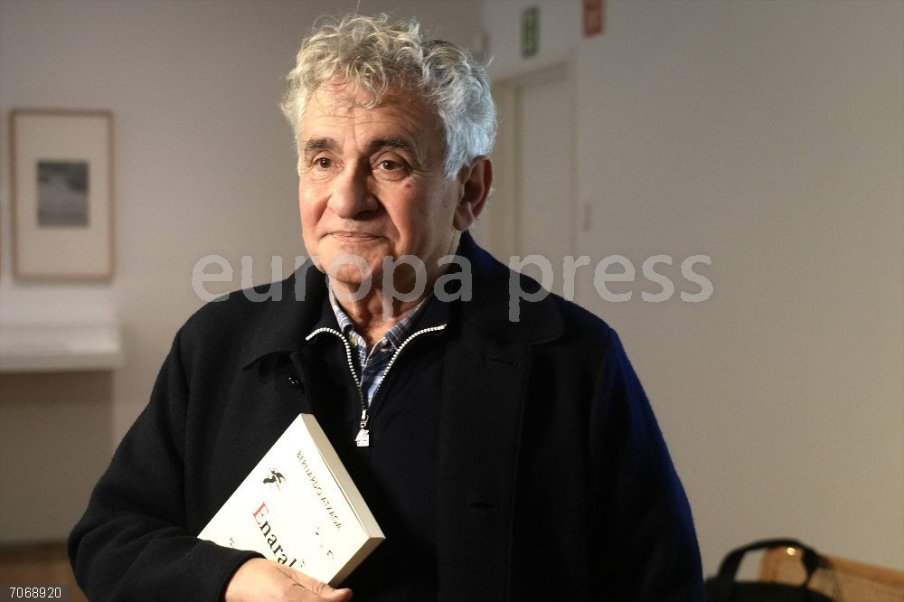 Bernardo Atxaga presenta su nuevo libro ‘Enarak’ El escritor guipuzcoano Bernardo Atxaga presenta su último libro, 'Enarak’ en el Museo de Bellas Artes de Bilbao, a 31 de octubre de 2025, en Bilbao, País Vasco (España). Bernardo Atxaga es Premio Internacional Ostana 2023 de literatura y creación en lenguas minoritarias.