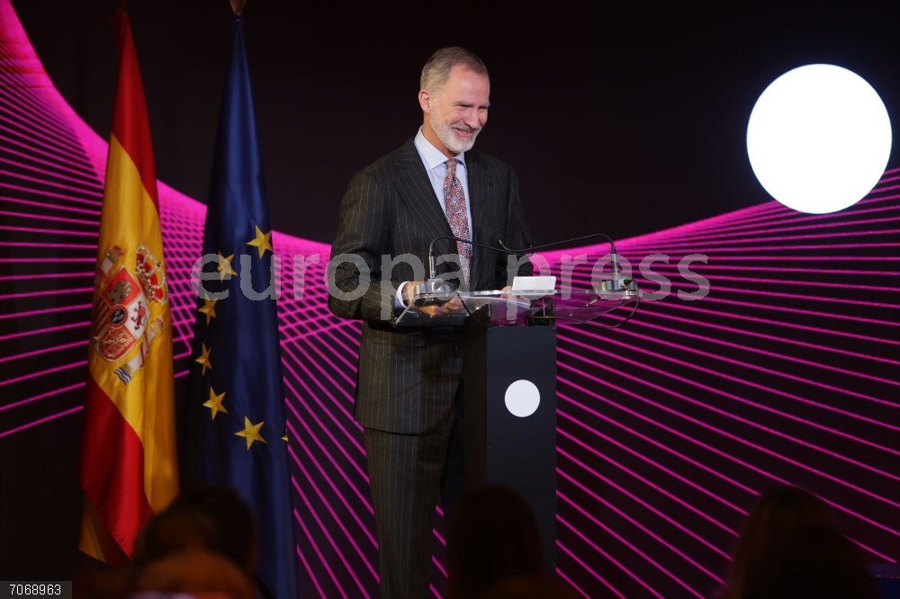 El Rey Felipe asiste al primer Congreso Futuro Iberoamericano El Rey Felipe VI interviene en el Congreso Futuro Iberoamericano, en Casa América, a 31 de octubre de 2025, en Madrid (España). Organizado por la Secretaría General Iberoamericana (SEGIB) y la Fundación Encuentros del Futuro (FEF), el evento abordará, entre el 30 y el 31 de octubre, cuestiones como el futuro del orden mundial, la crisis de la democracia, las ciudades inteligentes, los neuroderechos o la educación en la era de la inteligencia artificial.