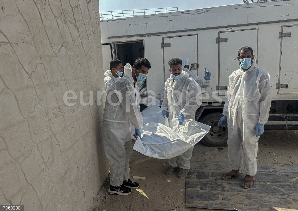 Red Cross teams deliver the bodies of 30 Palestinians who were detained by Israeli forces October 31, 2025, Khan Yunis, Gaza Strip, Palestinian Territory: Red Cross teams deliver the bodies of 30 Palestinians, who were detained by Israeli forces from different parts of Gaza during the war and handed over as part of the ceasefire deal, to Nasser Hospital in Khan Yunis, Gaza, on October 31, 2025,Image: 1049407278, License: Rights-managed, Restrictions: , Model Release: no, Credit line: Tamer Ibrahim APA Images / Zuma Press / ContactoPhoto
Editorial licence valid only for Spain and 3 MONTHS from the date of the image, then delete it from your archive. For non-editorial and non-licensed use, please contact EUROPA PRESS.