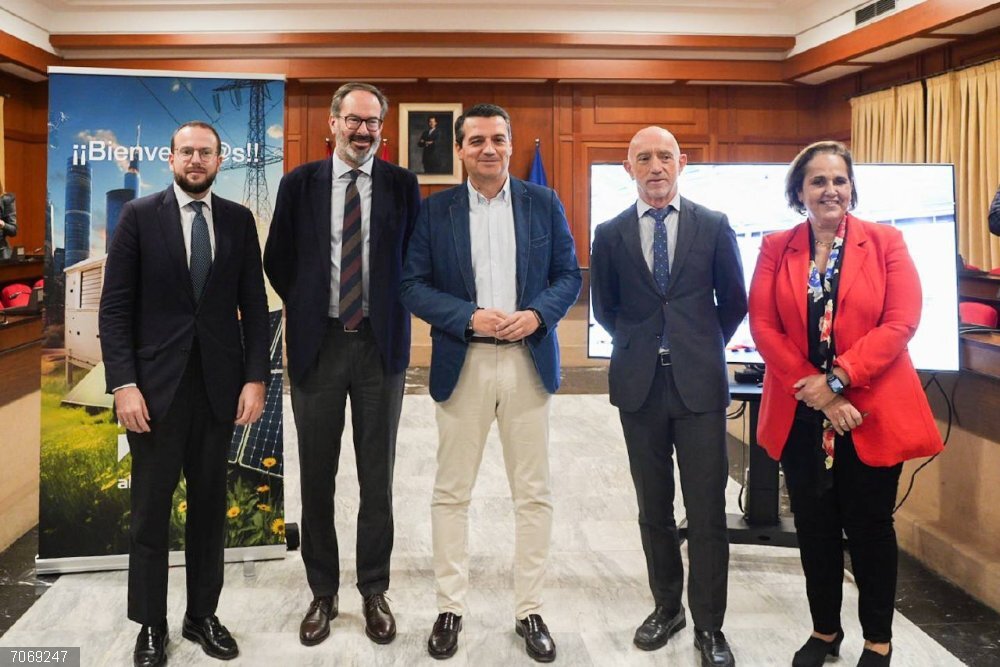 Córdoba.- La empresa Zigor se implanta en Córdoba con una inversión de más de diez millones y la creación de 150 empleos El alcalde de Córdoba, José María Bellido;la primera teniente de alcalde, Blanca Torrent;el delegado de la Junta en la provincia, Adolfo Molina;el consejero delegado de Zigor, Íñigo Segura, y el delegado territorial de Industria de la Junta, Agustín López