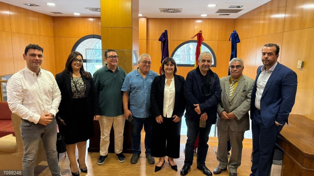 La vicepresidenta segunda y consellera de Presidencia, Coordinación de la Acción de gobierno y Cooperación Local, Antónia María Estarellasel director general de Inmigración y Cooperación al Desarollo, Manuel Pavón, junto representantes marroquíes. La vicepresidenta segunda y consellera de Presidencia, Coordinación de la Acción de gobierno y Cooperación Local, Antónia María Estarellasel director general de Inmigración y Cooperación al Desarollo, Manuel Pavón, junto representantes marroquíes.