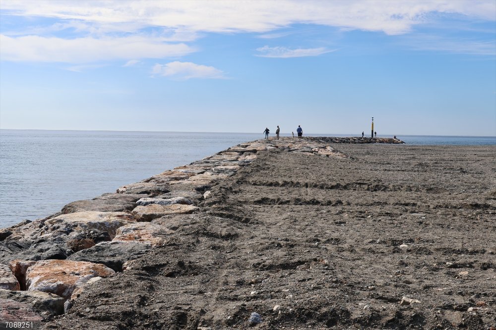 Granada.- Finalizan las obras del espigón de la Punta del Santo que devuelve la estabilidad y anchura a Playa Granada Obras del espigón de Playa Granada.