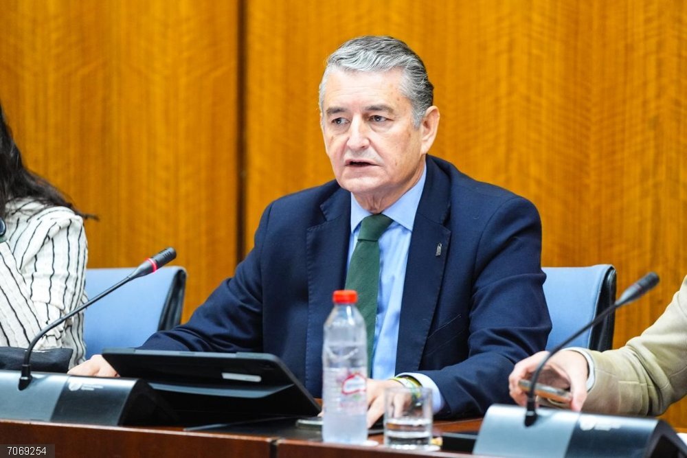 Sanz defiende unas cuentas que "refuerzan" la sanidad con menos conciertos y la oposición le acusa de "electoralismo" El consejero de Sanidad, Presidencia y Emergencias, Antonio Sanz, en la comisión parlamentaria del 31 de octubre de 2025.