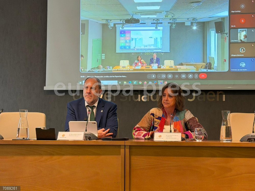 Jaén.- UJA y Junta abordan la sostenibilidad y el medio ambiente desde la perspectiva jurídica y de su regulación Catalina García y Nicolás Ruiz en la apertura de las jornadas