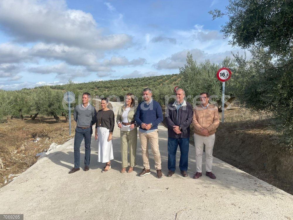 Córdoba.- La Junta entrega el camino rural de Los Almendros en Bujalance, ejemplo de mejora de infraestructuras agrarias Elena Alba y Francisco Acosta (centro), durante la visita al mejorado camino rural de Los Almendros, en Bujalance.