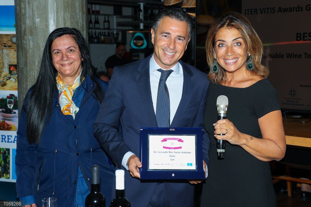 Huelva.- Turismo.- La provincia, reconocida por los premios Iter Vitis como mejor destino enoturístico sostenible El vicepresidente tercero de la Diputación de Huelva, Felipe Arias, recoge el Premio al Mejor Destino Enoturístico Sostenible en la Conferencia Iter Vitis 2025.