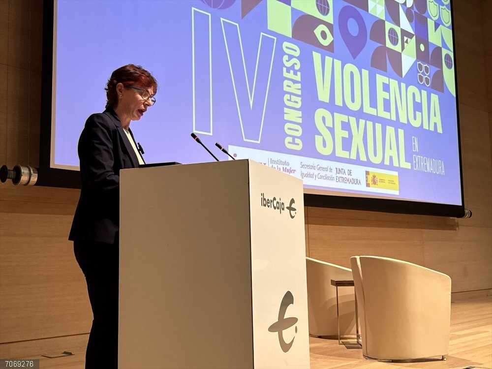 El Congreso de Violencia Sexual en Badajoz incide en situar a la víctima en el centro de todas las intervenciones La directora general del Instituto de la Mujer de Extremadura (IMEX), Beatriz Arjona Rovira, en la clausura del IV Congreso de Violencia Sexual en Extremadura.