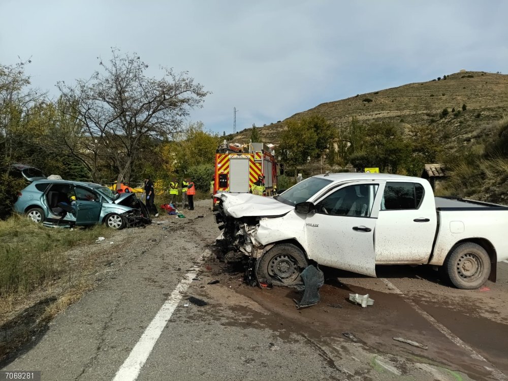 Sucesos.- Dos heridos graves y uno leve en un choque frontal a la entrada de Nogueruela (Teruel) Heridos dos hombres en un choque frontal entre dos coches a la entrada de Nogueruela (Teruel).