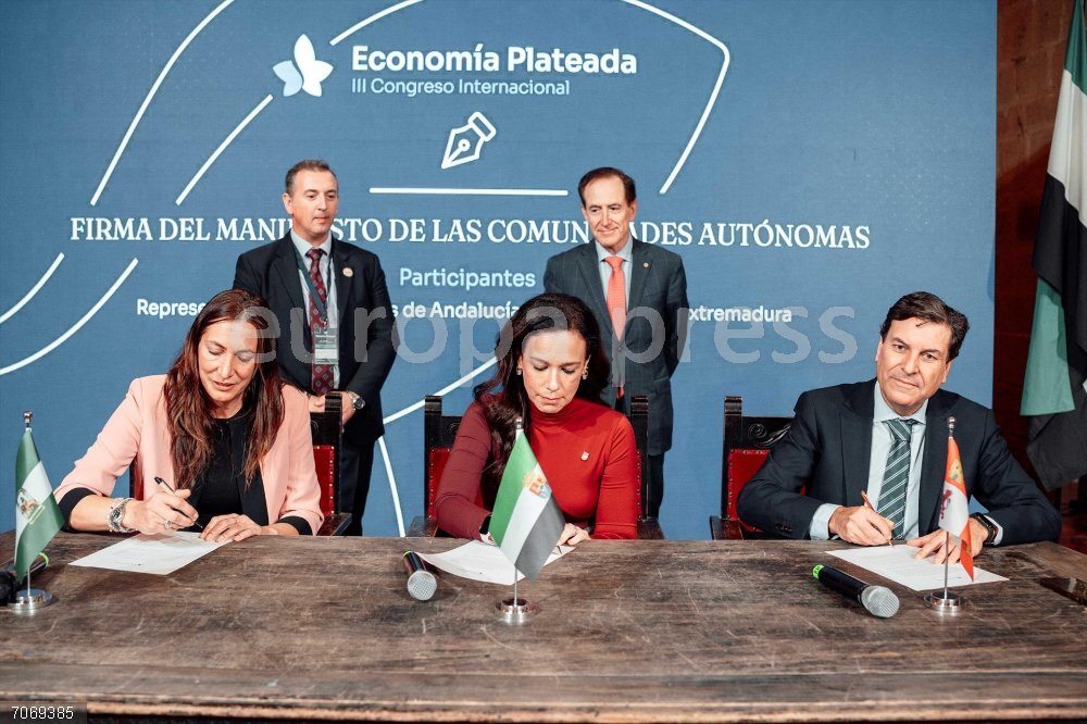 Andalucía, Extremadura y Castilla y León sellan un manifiesto para reforzar el bienestar de las personas mayores La consejera de Inclusión Social, Juventud, Familias e Igualdad, Loles López, junto a la consejera de Salud y Servicios Sociales de Extremadura, Sara García, y el consejero de Economía y Hacienda de Castilla y León, Carlos Fernández.