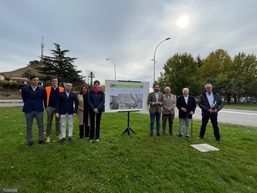 El Ejecutivo aragonés inicia las obras para agilizar el tráfico en el polígono Los Paúles y liberar Monzón de camiones Acto de inicio de obras para unir la A-1236 y la A-1237 en Monzón, al que han asistido el director general de Carreteras, Miguel Ángel Arminio, y el alcalde de la localidad, Isaac Claver.