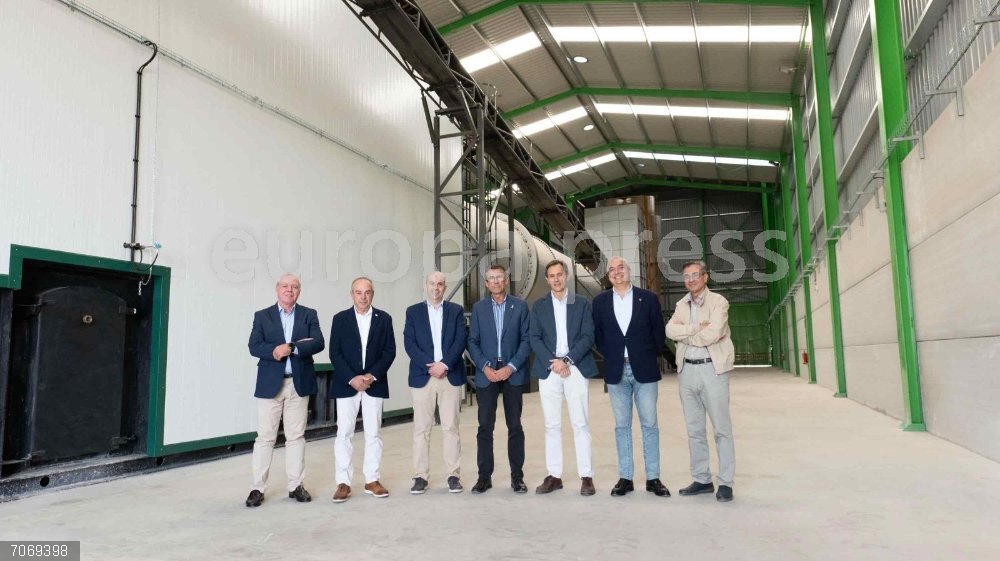 Málaga.- La Junta anticipa 43,65 millones de ayudas directas de la PAC a 15.024 agricultores y ganaderos de Málaga El delegado territorial de Agricultura, Pesca, Agua y Desarrollo Rural en Málaga, Fernando Fernández Tapia-Ruano, visita junto al alcalde de Archidona, Manuel Almohalla, las instalaciones de la Sociedad Cooperativa Andaluza Olivarera La Purísima.