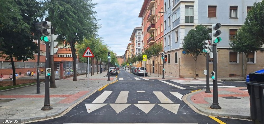 Bilbao finaliza las obras de tranquilización del tráfico en la calle Islas Canarias, tras 850.700 euros de inversión Calle Islas Canarias, en Bilbao.