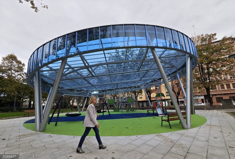 La alcaldesa de Barakaldo, Amaia del Campo, junto al nuevo parq¡ue cubierto de Murrieta. La alcaldesa de Barakaldo, Amaia del Campo, junto al nuevo parq¡ue cubierto de Murrieta.