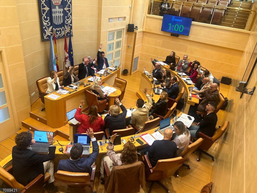 Segovia aprueba la ordenanza de ocupación de la vía pública y nombra Hijo Predilecto a José Antonio Ruiz Hernando Un momento de una votación, durante el Pleno