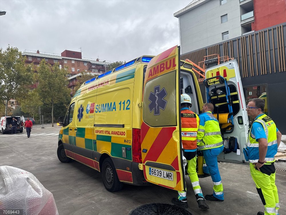 Sucesos.- Dos trabajadores heridos tras sufrir una explosión al manipular un refrigerador de ácido carbónico en Coslada Imagen de archivo de una ambulancia del SUMMA 112.