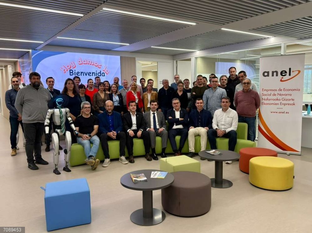 IRIS Navarra y ANEL colaboran para acercar los servicios de digitalización a las empresas de Economía Social de Navarra Los consejeros Irujo y García, con el resto de participantes.