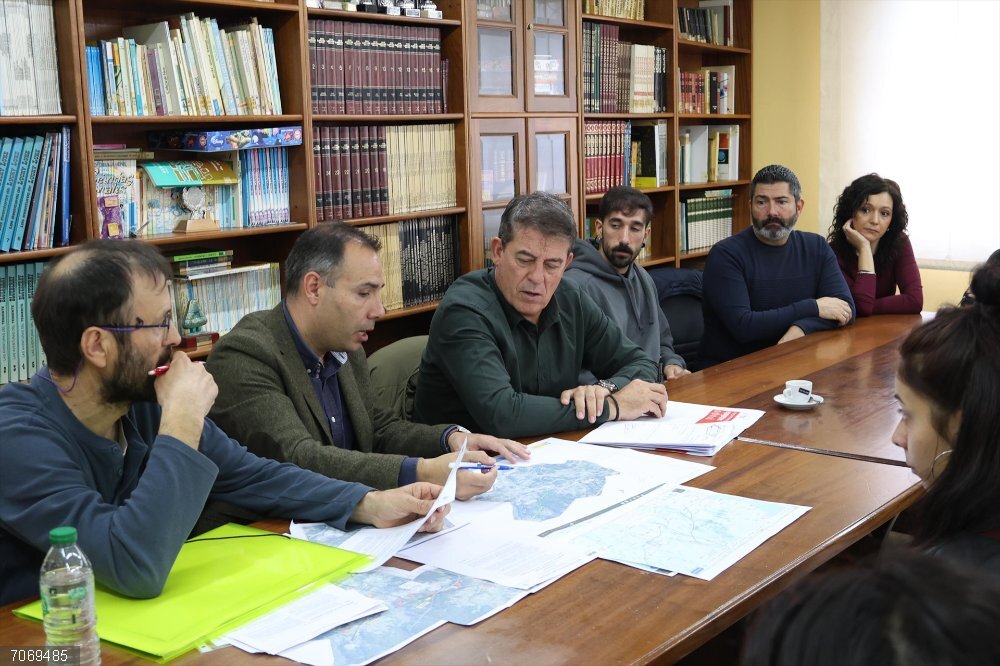 Besteiro insta a Rueda a que "apoye el desarrollo económico" que Ayuntamiento y Zona Franca "impulsan" en Caldas El secretario xeral del PSdeG, José Ramón Gómez Besteiro, en una reunión con el alcalde y vecinos de Caldas