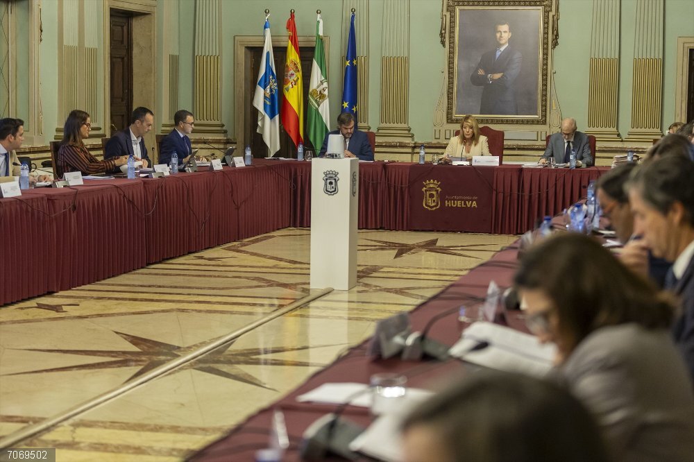 Huelva.-El equipo de Gobierno aprueba en solitario una moción en "defensa de la sanidad" que "censura el uso partidista" Pleno de octubre del Ayuntamiento de Huelva.