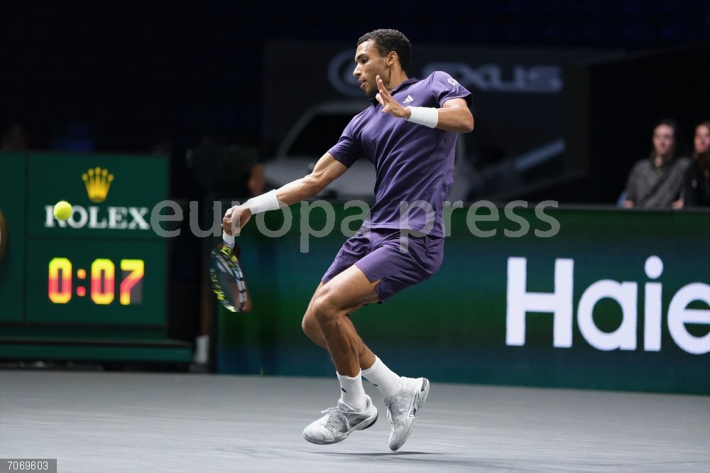 2025 Rolex Paris Masters tennis Tournament 31 October 2025, France, Nanterre: Canadian tennis player Felix Auger Aliassime in action against Monegasque Valentin Vacherot during their men's singles quarterfinal match of the Paris ATP Masters 1000 tennis tournament at the Paris La Defence Arena. Photo: Pierre Stevenin/ZUMA Press Wire/dpa