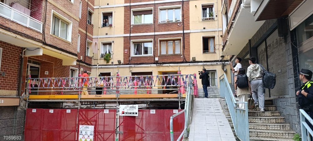 Los vecinos de la calle Cervantes de Santurtzi afectados por un hundimiento ya pueden acceder a sus casas Pasarela instalada en la calle Cervantes de Santurtzi (Bizkaia) para que los vecinos accedan a su casas