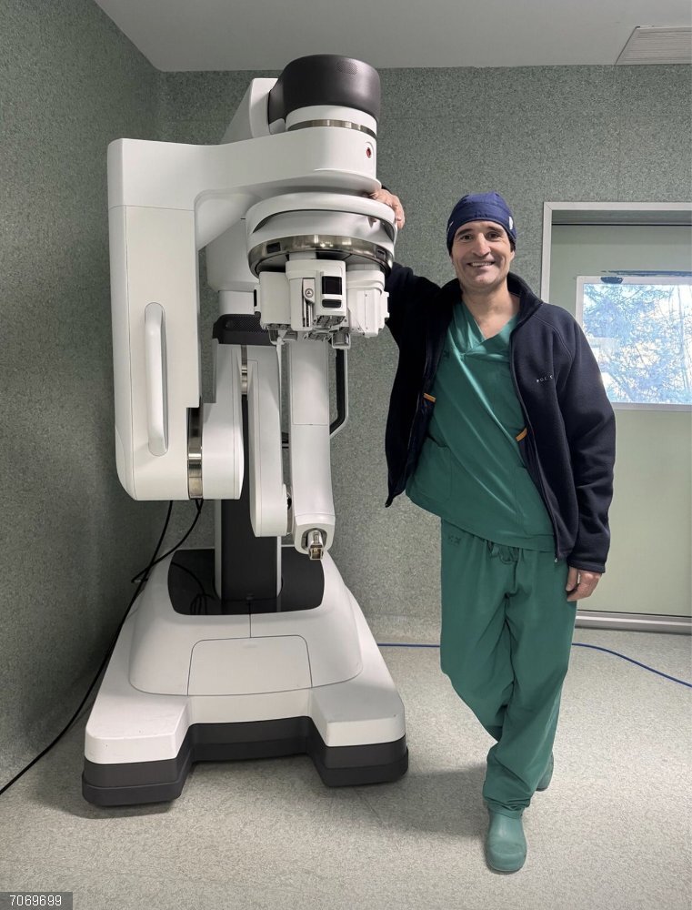 La cirugía robótica es el "estándar de referencia" para el tratamiento del cáncer de próstata El director del Departamento de Urología de HM Hospitales y de ROC Clinic, el doctor Javier Romero-Otero, junto a un robot quirúrgico 'da Vinci'.