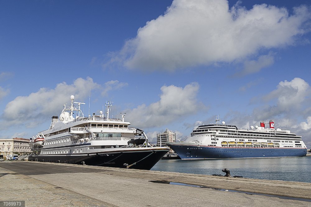 Cádiz.-Puertos.-Turismo.- El Puerto de Cádiz estrena noviembre con los primeros ocho cruceros del mes y 6.000 turistas Dos cruceros atracados en el Puerto de Cádiz en una imagen de archivo.