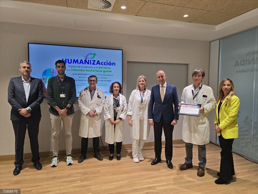 El Hospital 12 de Octubre recibe la certificación en humanización de atención a pacientes con infección bacteriana grave Imagen del acto de certificación.