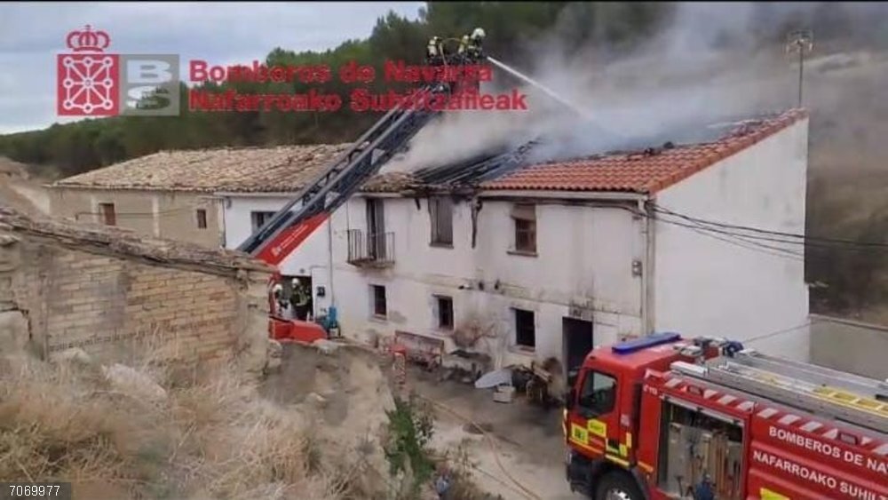 Sucesos.- Un incendio provoca grandes daños materiales en una vivienda de Caparroso Los bomberos trabajan para extinguir un incendio en una vivienda de Caparroso.