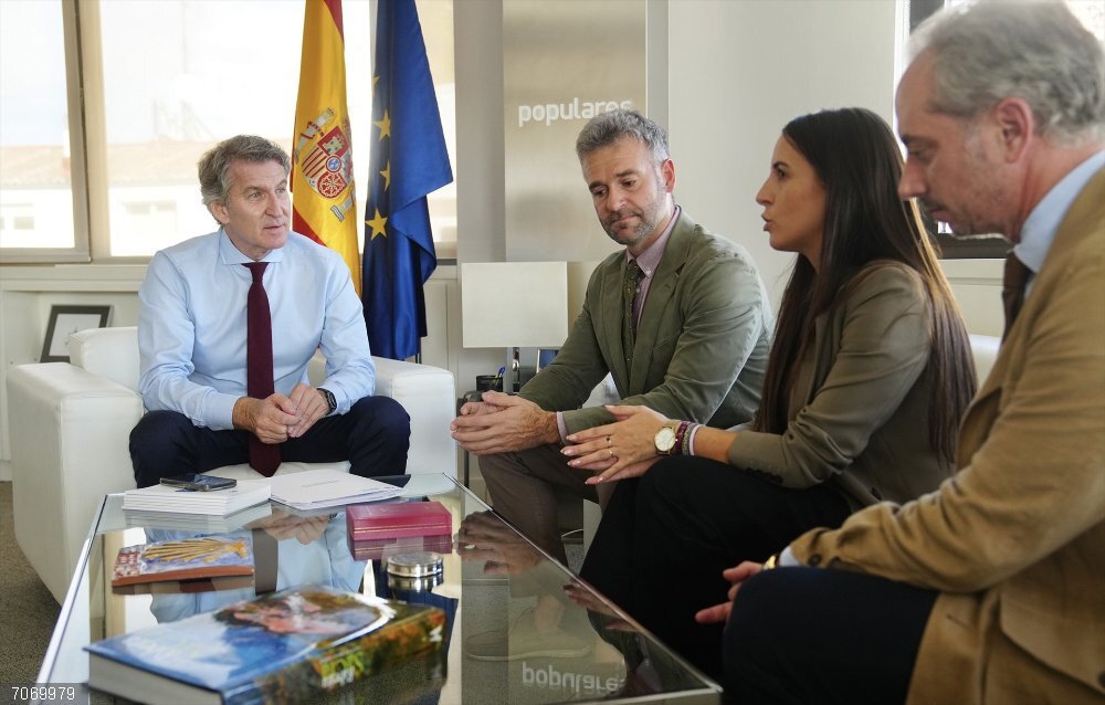 Cazadores se reúnen con Feijóo y abordan la posibilidad de derogar la prohibición de cazar en Parques Nacionales Cazadores se reúnen con Feijóo y abordan la posibilidad de derogar la prohibición de cazar en Parques Nacionales.