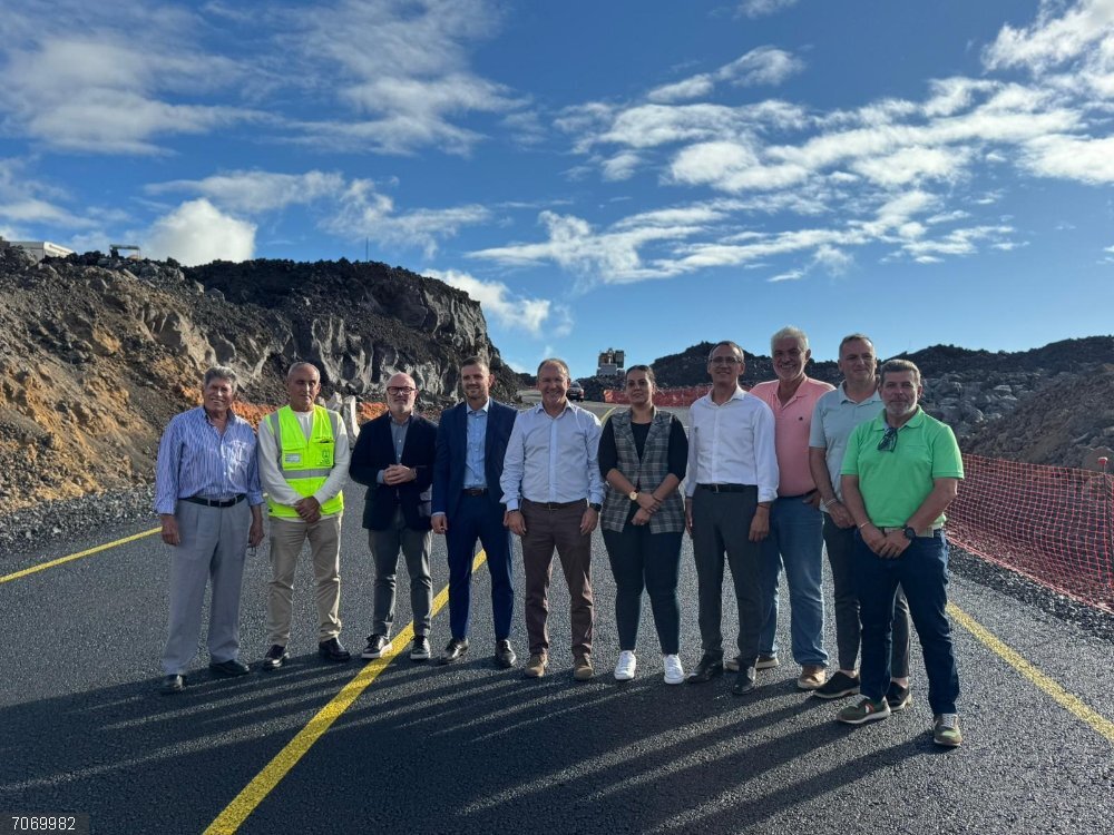 La carretera de Todoque (La Palma), operativa desde este sábado Autoridades políticas en una visita a la carretera de Todoque