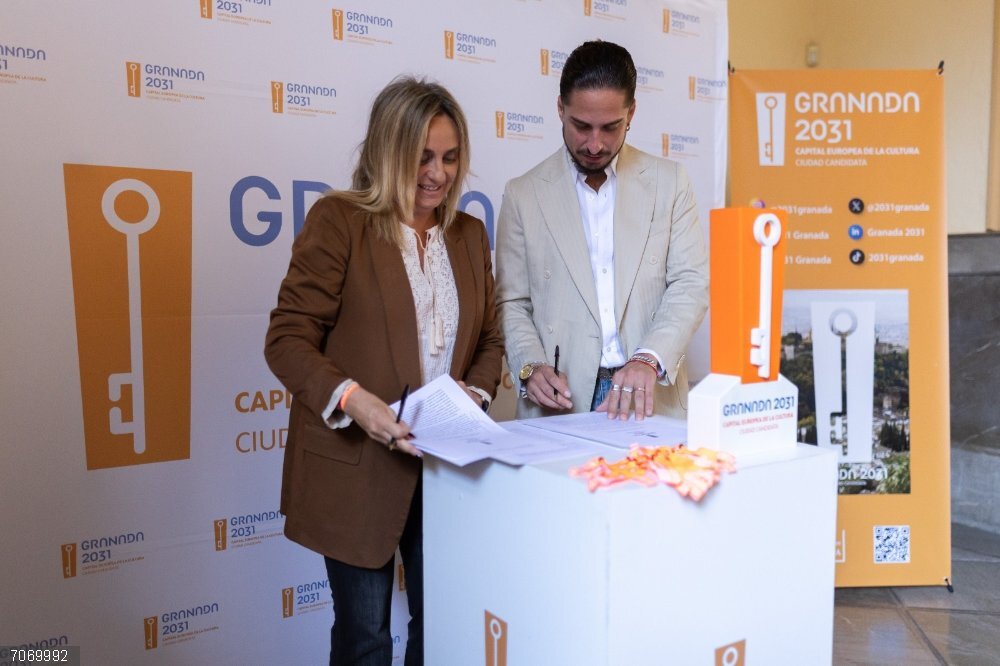Granada.- Kiki Morente firma su adhesión a la candidatura de la ciudad de la Alhambra como Capital Europea de la Cultura La alcaldesa de Granada, Marifrán Carazo, y el cantaor Kiki Morente