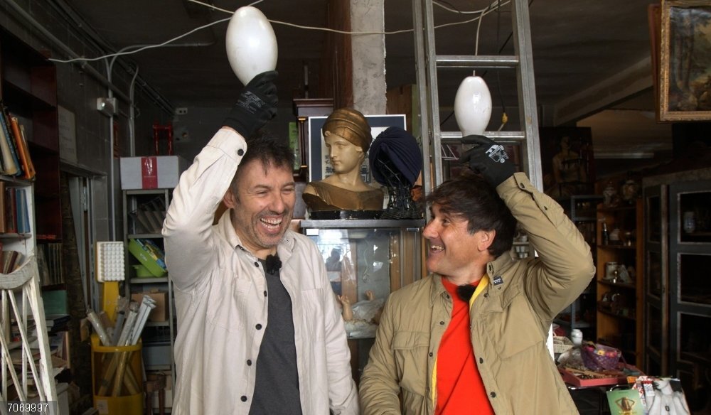 Un adoquín gigante, videojuegos y corsets supremos, este domingo en 'Vaya par de tesoros', en Aragón TV Un adoquín gigante, videojuegos y corsets supremos, este domingo en 'Vaya par de tesoros', en Aragón TV.