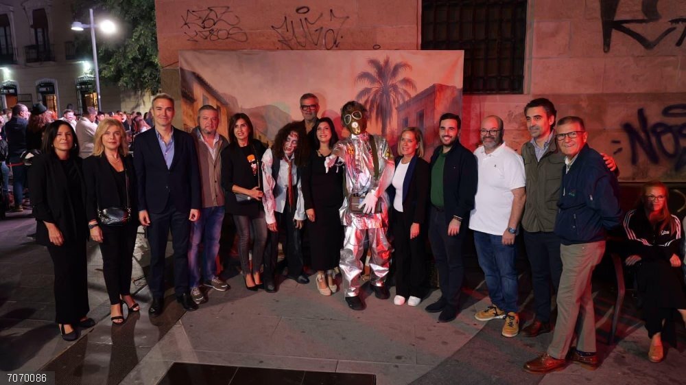 Foto familiar en la Noche en Negro de Almería. Foto familiar en la Noche en Negro de Almería.