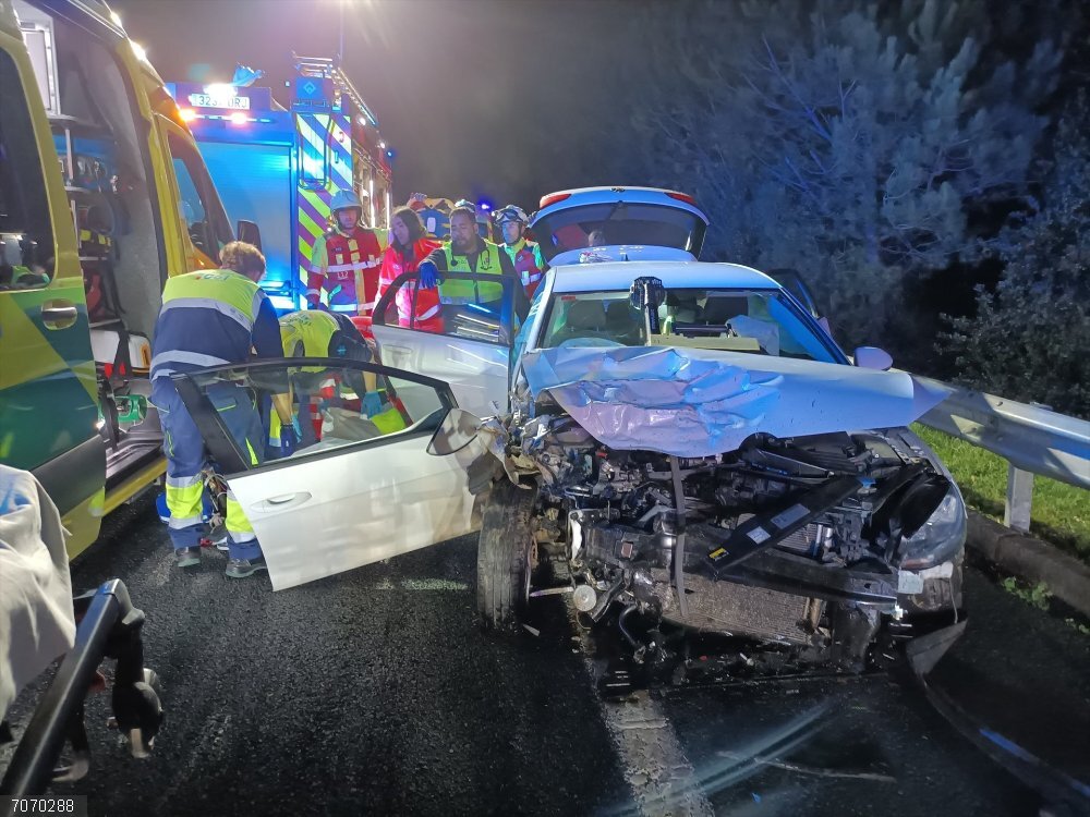 Cuatro heridos en una colisión entre un turismo y un autobús en la A-8, a la altura de Bárcena de Cicero Cuatro heridos en una colisión entre un turismo y un autobús en la A-8, a la altura de Bárcena de Cicero