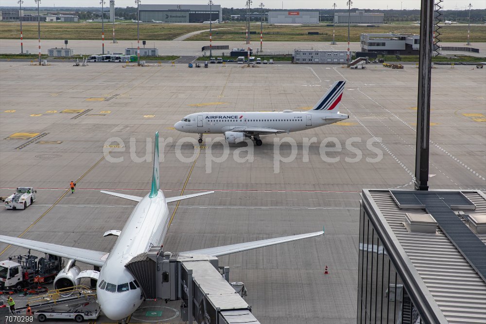 Alemania.- El aeropuerto de Berlín suspende parte de su actividad durante dos horas por la presencia de un dron August 8, 2025, Berlin, Berlin, Germany: Berlin's international airport was bustling with travelers on Friday, August 8, 2025, as Germany's summer tourism season continued to draw both international visitors and Germans heading abroad. At Berlin Brandenburg Airport (BER), families, solo adventurers, and business travelers moved steadily through terminals amid a mix of rolling suitcases and airport announcements. The atmosphere was calm but vibrant, a reflection of what officials say is a resilient rebound in European air travel after years of disruptions and economic uncertainty. At the departure gates, some travelers were returning home from vacation, while others were beginning their journeys. While the peak of the summer season is expected to continue through late August, BER officials are already preparing for the fall travel season, including upcoming trade fairs and school holidays that typically drive regional traffic. Germany's aviation industry is watching closely for signs of any softening in bookings heading into the colder months, but for now, travelers at Berlin's main international hub appear undeterred.