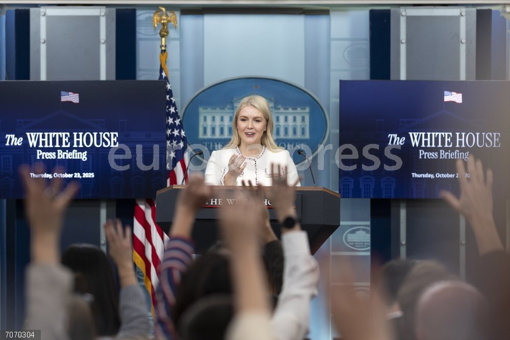 La Casa Blanca impone nuevas restricciones de acceso a los periodistas acreditados October 23, 2025, Washington, District Of Columbia, United States: White House Press Secretary Karoline Leavitt takes questions during the press briefing in the James S. Brady Press Briefing Room at the White House in Washington, D.C., on October 23, 2025.
