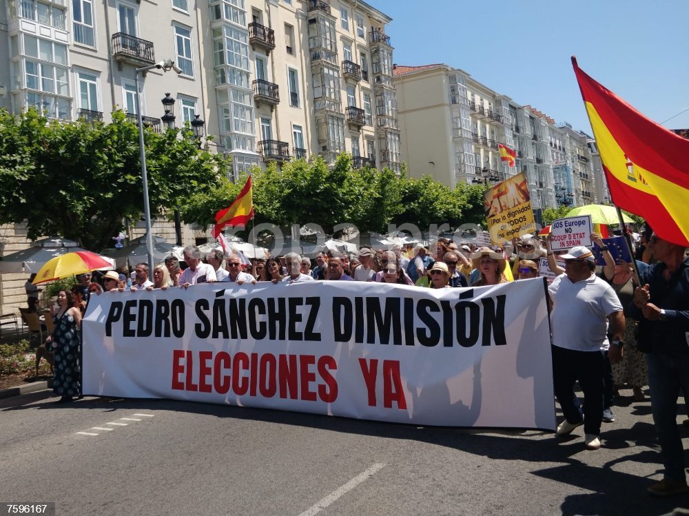 Amp.- Unas 200 personas piden en Santander elecciones y la dimisión de Pedro Sánchez - EUROPAPRESS