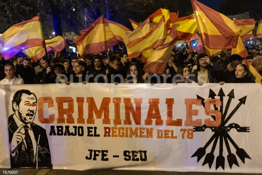 Manifestantes frente a Transportes el 28 de octubre de 2026. La imagen no acredita las presuntas cargas.