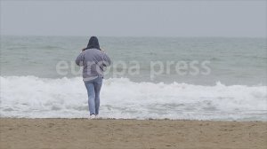 VÍDEO: Turistas mantienen sus reservas en locales de la playa de la Malvarrosa pese a las lluvias