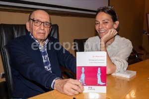 Laura Ponte apoya a su padre, José Manuel Ponte, en la presentación de su libro