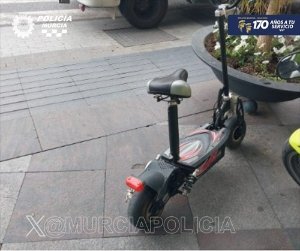 Sucesos.- Sancionan en Murcia al conductor de un ciclomotor eléctrico por ir sin seguro, sin casco y con auriculares