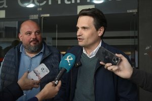 El secretario general del PP de Extremadura, Abel Bautista, da declaraciones a los medios en un acto con alcaldes y concejales del PP de la provincia de Badajoz