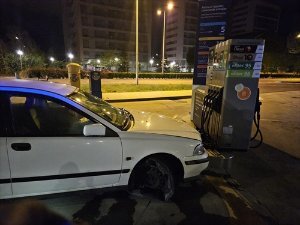 Un coche choca contra una gasolinera en la calle Arca Real.