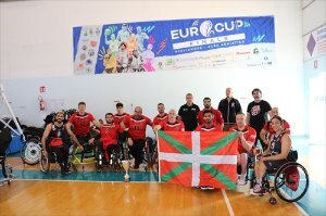 Los jugadores del Bidaideak Bilbao posan tras ser subcampeones de la Eurocup 1 de baloncesto en silla